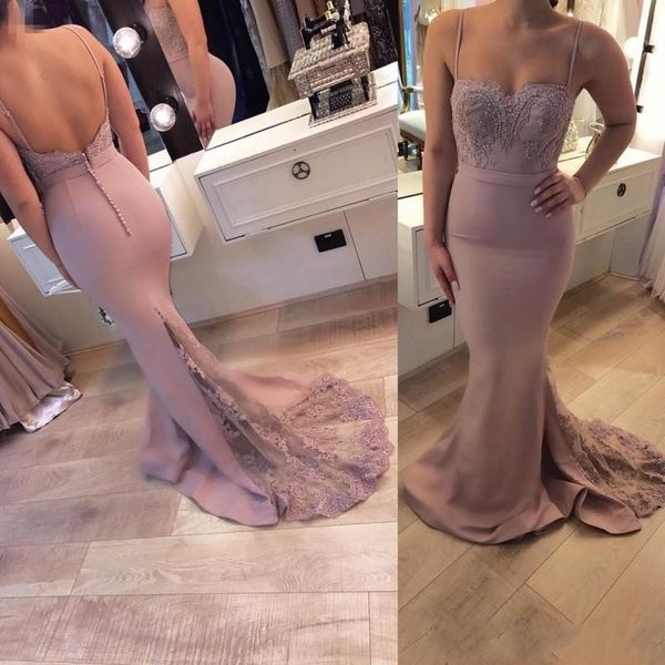 2023 Dusty Pink Brautjungfernkleider Spaghettiträger Spitze Applikationen Perlen ärmellos offener Rücken Sweep Zug Partykleider Hochzeitsgastkleid