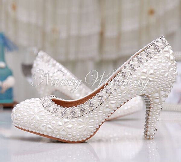 Großhandel Luxus Reine Weiße Perlen Hochzeits Schuhe 3 Zoll Bequeme Runde Zehe Antislip Brautkleid Schuhe Valantine Geschenk Partei Abschlussball Großhandel Luxus Reine Weiße Perlen Hochzeits Schuhe 3 Zoll Bequeme Runde Zehe Antislip Brautkleid Schuhe Valantine Geschenk Partei Abschlussball