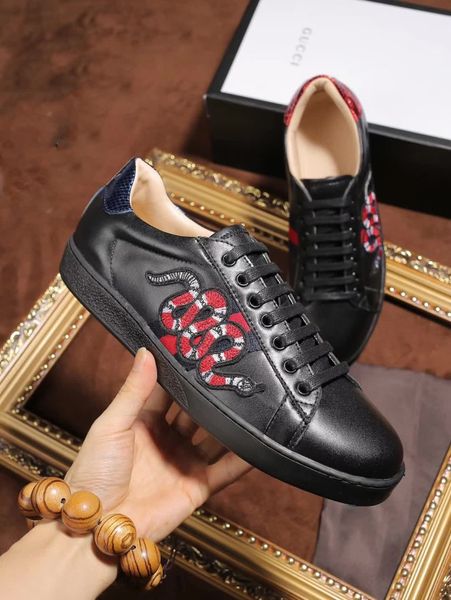 

Новые белые кожаные кроссовки Квартиры Классический Повседневная обувь тигр пче