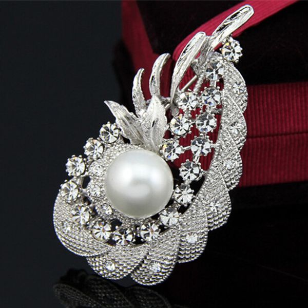 New Fashion Clear Crystal Vintage Women Costume Jewelry Pearl Spilla B901 Elegante fiore abito da sera Pins Vendita diretta in fabbrica Prezzo a buon mercato