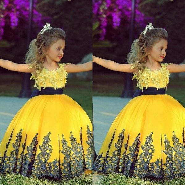 2015 красочные желтый бальное платье длиной до пола Pageant платья для маленьких девочек золотые аппликации дешевые цветочные платья для девочек с черным поясом