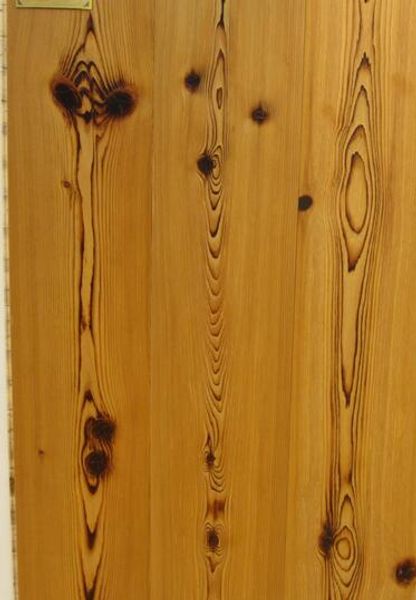 Profilierter Boden aus Eichen-Merbau-Holz. Großer Wohnzimmerboden. Rissboden. Holzboden im europäischen Stil. Einfacher Holzboden. Alter Schiffsholzboden