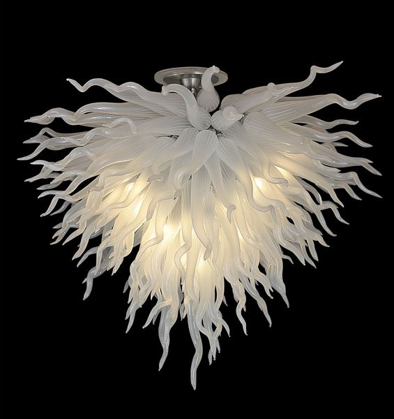 Lampen Gut gestaltete mundgeblasene Herz-Design-Kronleuchter Reinweiße Hochzeitsdekoration Energiesparender moderner Kristall-Kronleuchter im europäischen Stil