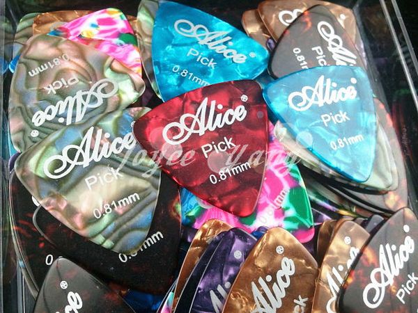 

lots of 30pcs alice large triangle pearl celluloid guitar picks ing