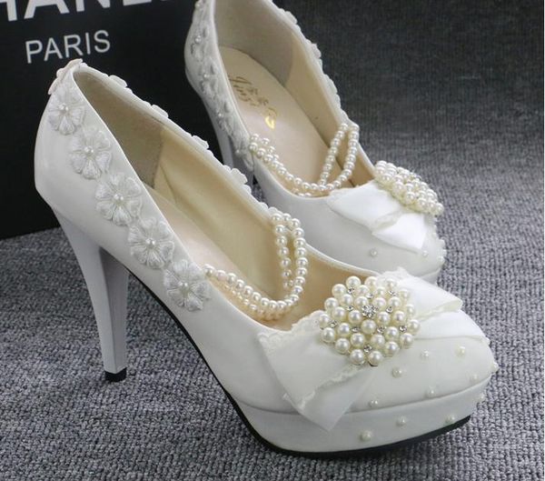 Weiße Hochzeitsschuhe mit Perlen, runder Zehenbereich, High-Heel-Applikation, Sommer-Sandalen, Brautschuhe, Accessoires