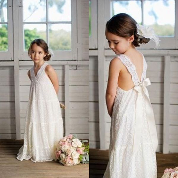 Romantico scollo a V Estate Boho Flower Girls Abiti da terra Lunghezza vintage Maxi avorio Pizzo Abiti da ragazza di fiori Adatto per matrimoni in spiaggia EN3213