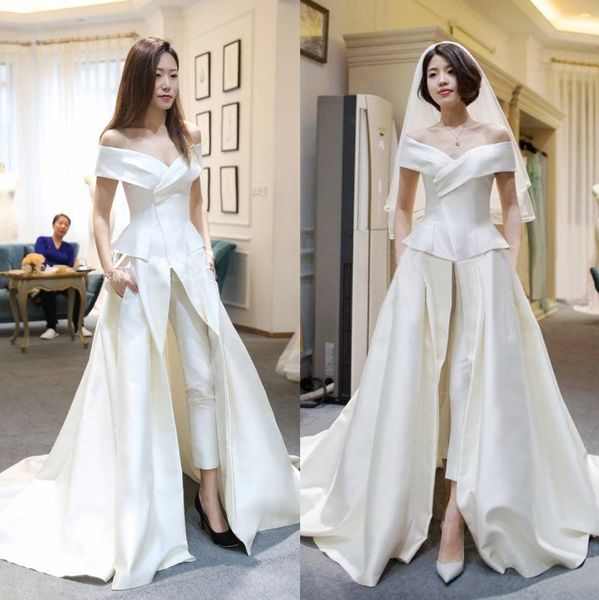 Vendita calda Due pezzi Tute Abiti da sposa Una linea fuori dalla spalla con pantaloni Abiti da sposa Sweep Train Satin Overskirt Vestido De Novia