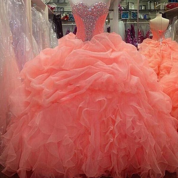 2015 Coral Quinceanera Kleider Maskerade Ballkleider Schatz mit Rüschen Organza Kristall Perlen Sweet 16 Kleider Formelles Abendkleid QS53