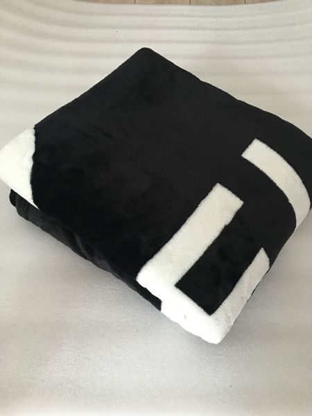 

горячее фирменное черное фланелевое флисовое одеяло 2 размера - 130x150 см, 150x200 см с мешком для пыли с логотипом в стиле c для путешеств