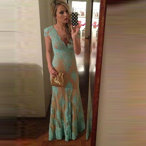

2019 Gorgeous Mermaid Deep V Neck Evening Gown Lace Appliques Evening Dresses With Cap Sleeves Prom Dresses Robe de soiree Custom Made