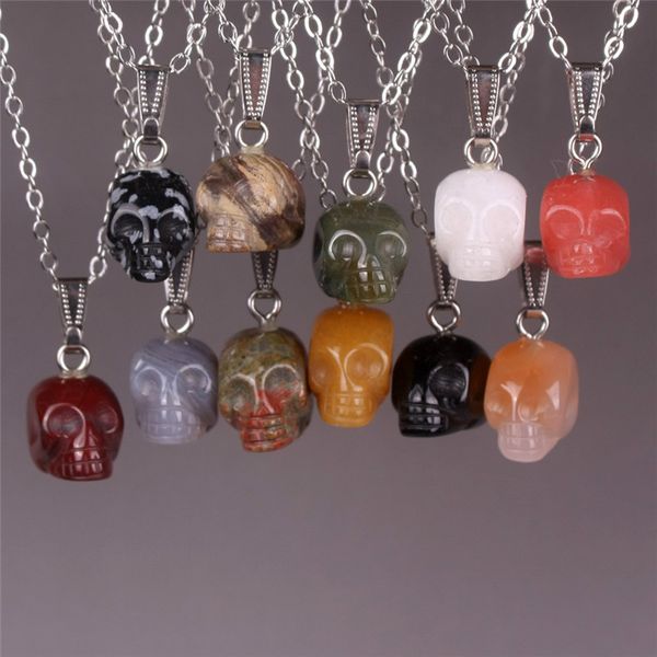 Erstaunliche gemischte geschnitzte natürliche Jasper Jade Achat Alien Schädelkopf Kristall Reiki Heilung Figur Statue Charms Anhänger Halsketten Großhandel