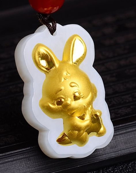 Collana e pendente talismano dello zodiaco cinese di coniglio di giada intarsiata in oro (cartone animato).