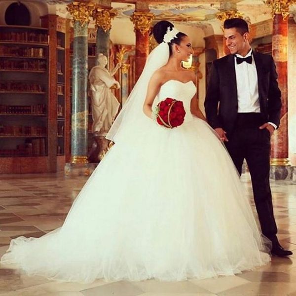 

2019 Vintage Arab Princess Bridal Bride Ball Gown V-neck Long Sleeve with Buttons Lace Muslim Wedding Dresses Wedding Gowns Custom Made