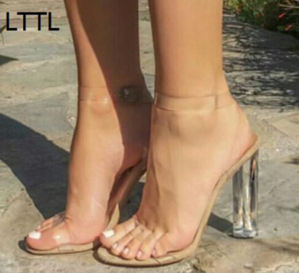 2019 Sexy Kim Kardashian Perspex Tacchi Cinturino con fibbia Trasparente Sandali da donna Scarpe da festa trasparenti Zapato Mujer Spedizione gratuita
