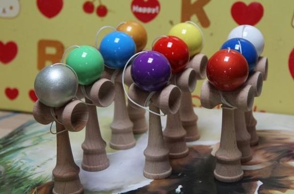 Kostenloser Versand Jumbo Kendama Spielzeug Japanisches Traditionelles Holzspiel Kinderspielzeug PU Farbe Buche 25x8CM