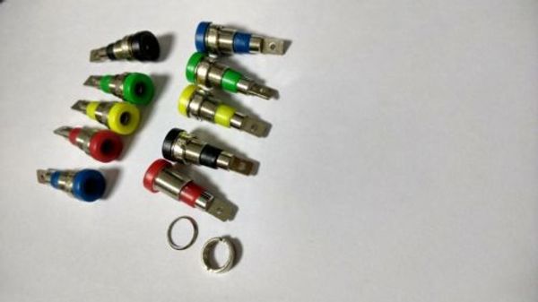 100 pz 5 colori Rame 4mm Terminale a banana per adattatore per spina a banana 4mm