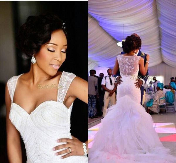 2021 Afrikanische Luxus-Meerjungfrau-Hochzeitskleider in Übergröße, Flügelärmel, Kristallperlen, Hofschleppe, Brautkleider, durchsichtige Rüschen am Rücken, gestufter Rock