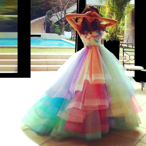 Bunte Regenbogen-Abschlussball-Kleid-Schatz-Schicht-Organza-handgemachte Blumen-Abschluss-Kleid Perlen Plissee Prinzessin Festzug Quinceanera Kleid