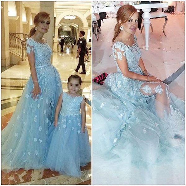 Azul claro Duas noturnas Vestidos de noite 2023 Apliques de manga curta Mãe e filha com miçangas de renda um vestido formal para a festa do baile