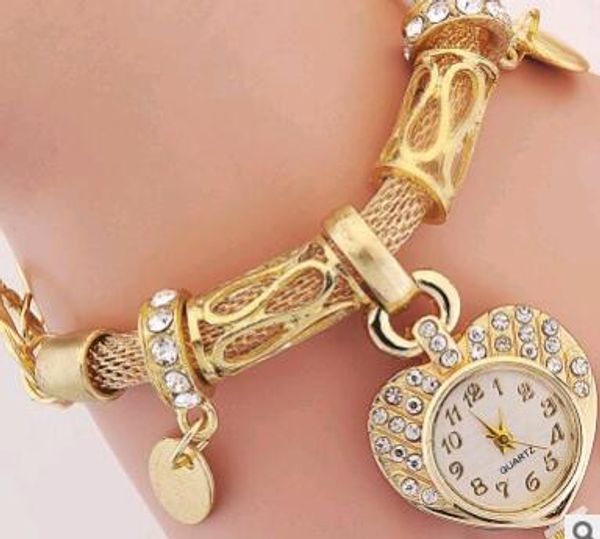 Novas senhoras cadeia pulseira relógios de quartzo ouro coração encantos encantos jóias fivela relógio de pulso de venda quente moda mulheres relógio