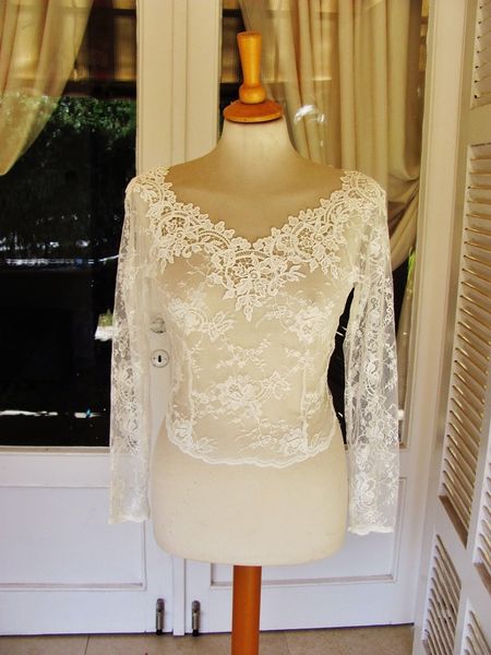 Sexy con scollo a V Giacca da sposa Bolero Appliques Pizzo Accessori da sposa trasparente Bianco Avorio Maniche lunghe avorio Scopre le spruzzi