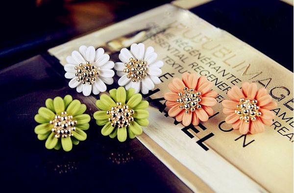 

little daisy earring in different colors, fashionand simple style, no fade, hign quality and ing, Golden;silver