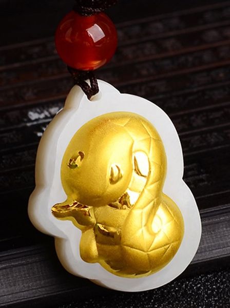 Collana e pendente con talismano dello zodiaco cinese (serpente dei cartoni animati) in giada intarsiata in oro