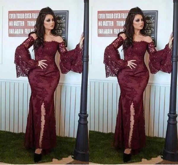 2017 Vintage Burgundy Lace Mermaid Mutter der Braut Kleider billig Off Schulter Julia Langarm Side Split Mutter Bräutigam Kleid EN10207