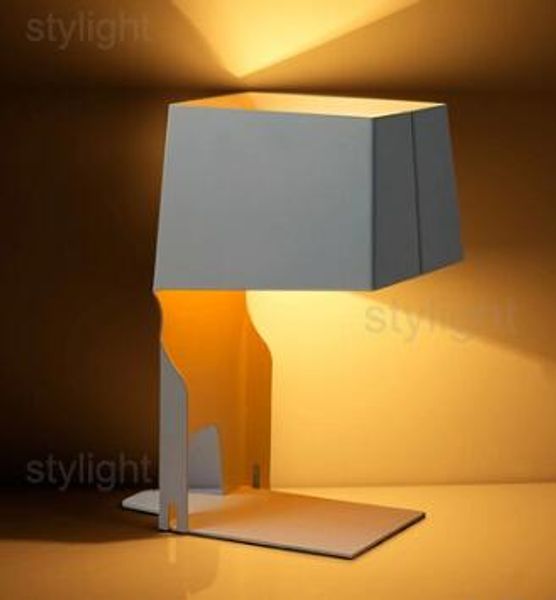 Acquista Lampada Da Tavolo Di Design Italiano Creativo Da Scaffale Luminoso Da Tavolo In Stile Novità Design Semplicistico Comodino Soggiorno Studio