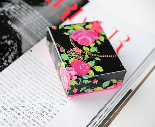 

[simple seven] big red flowers jewelry display/ high-quality bracelet carrying case/noble pendant packing/ necklace square box (middle), Black;white