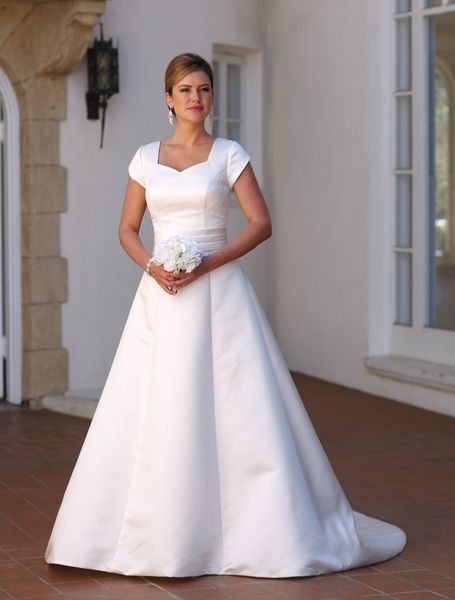 Vestido de Noiva Abiti da sposa modesti vintage in raso semplice con maniche ad aletta Abiti da seconda sposa per donne mature Elegante corsetto indietro