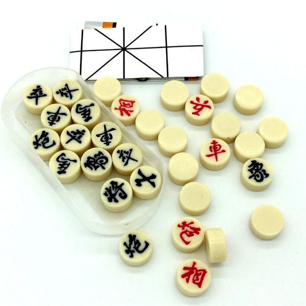 Kostenloser Versand Geschenke Mini Tragbares und praktisches kleines Boxed Imitation Elfenbein Geschenke Chinesisches Schach Hochwertiges Imitation Jade Schach