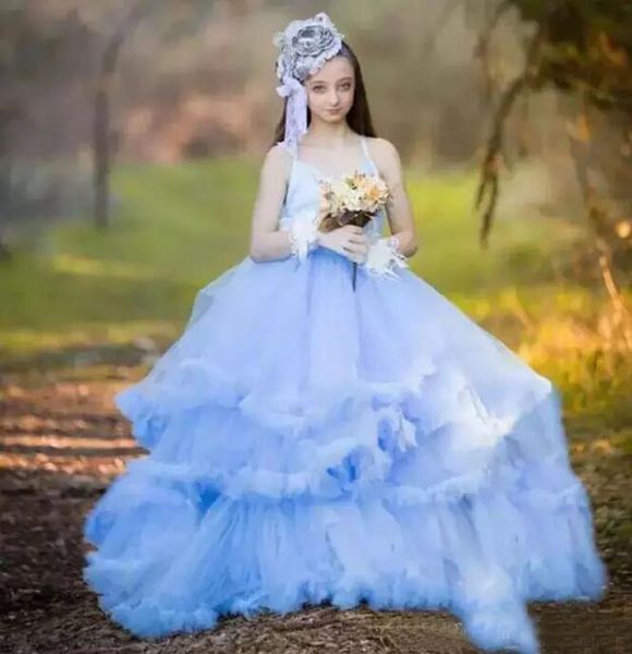 Helllavendel-Tüll-Ballkleid-Blumenmädchenkleider für die Hochzeit 2017 Spaghetti mit überkreuzten Rücken und abgestuften Rüschen für Mädchen-Festzug-Kleid EN11108