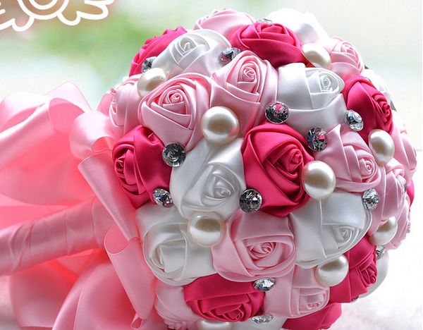 Hochzeitsstrauß für Bräute Schöne handgemachte Rosen halten Blumen Hochzeitstag Jubiläum mit Kristallen Bridal Bouquet Rosa Elfenbein