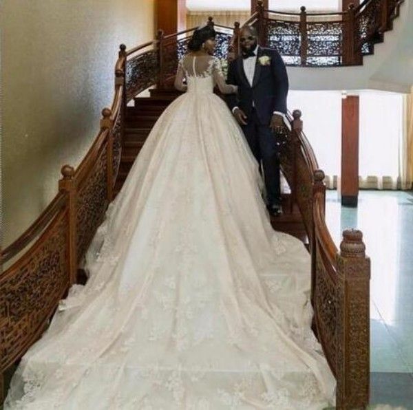 Kathedralen-Hochzeitskleid, wunderschönes afrikanisches Ballkleid-Hochzeitskleid, transparenter Bateau-Ausschnitt, Illusion, lange Ärmel, Spitzenapplikationen, bauschig, Br238J