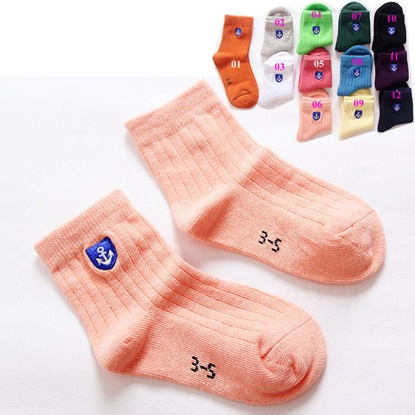 Gekämmte Baumwolle 12 Farben Socken für Kinder Bunte Bonbonfarben Kindersocken Bequeme weiche Anker-Stickerei-Socken für Jungen und Mädchen