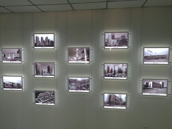 

Two ide magnetic acrylic po ter frame led window di play ign lightbox for real e tate agent