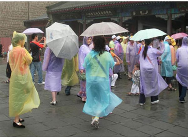 500 stücke Einmalige Regenmantel Mode Heißer Einweg PE Regenmäntel Poncho Regenbekleidung Reise Regen Mantel Regen Tragen Reise Regen Mantel