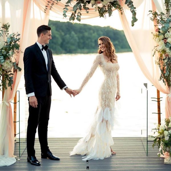 

плюс размер русалка свадебное платье 2019 роскошные перья свадебные платья с рукавами сексуальные кружевные платья для свадьбы на пляже, White