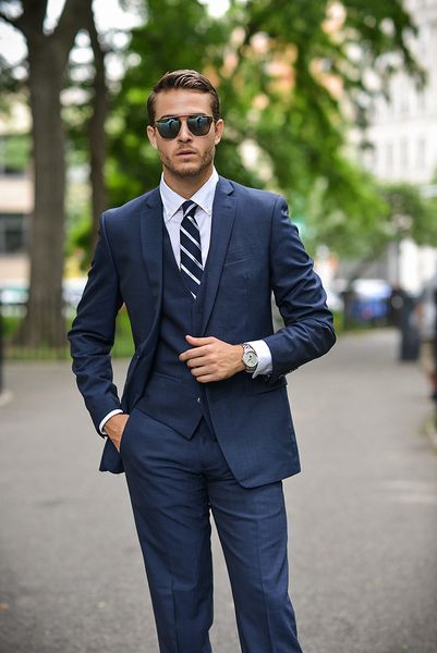 Smoking da sposa bello blu navy Abiti slim fit per uomo Groomsmen Suit Tre pezzi Abiti da ballo economici (giacca + gilet + pantaloni)