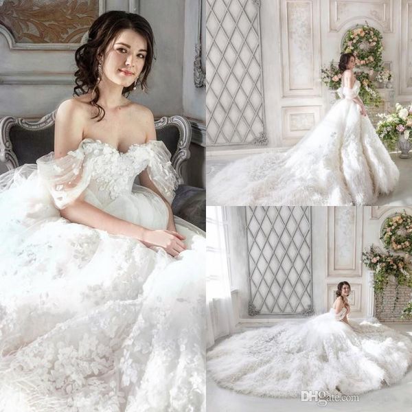 Abiti da sposa di lusso con abiti da ballo in pizzo Monique Lhuillier con spalle scoperte Abiti da sposa senza schienale Abito lungo con strascico di piume per la sposa