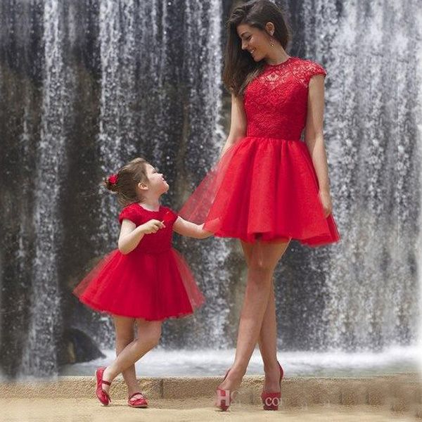 Beliebte Mutter-Tochter-Formelles Kleid, rot, kurz, Blumenmädchenkleider, Juwelenausschnitt, Flügelärmel, Spitze, bauschiger Tüllrock, offener Rücken, Partykleider