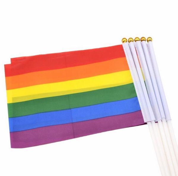 500 pcs Mão Onda Rainbow Bandeira Gay Poliéster Orgulho Colorido Paz Banner Retangular 14x21 cm
