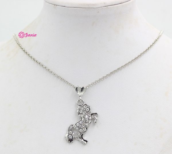 Gioielli per cavalli equestri senza piombo e nichel realizzati in lega di zinco con collana con pendente a cavallo color argento con strass di cristallo ceco