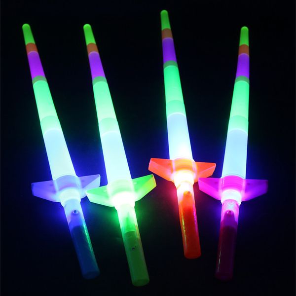 Il concerto di luce della spada telescopica a quattro sezioni si attacca alla bancarella della spada lampeggiante che vende merci giocattoli creativi per bambini