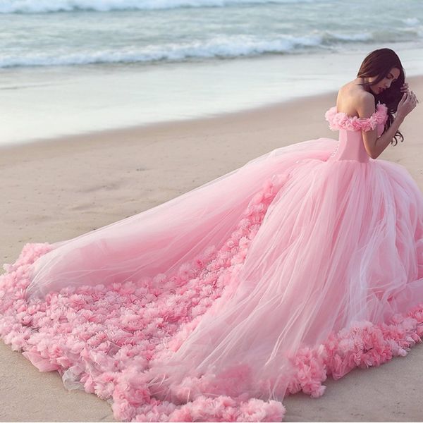 Abiti da sposa romantici rosa Abiti da ballo principessa Applicazioni floreali 3D Grandi abiti da sposa modesti gonfi Manica corta Arabo Dubai robe298N
