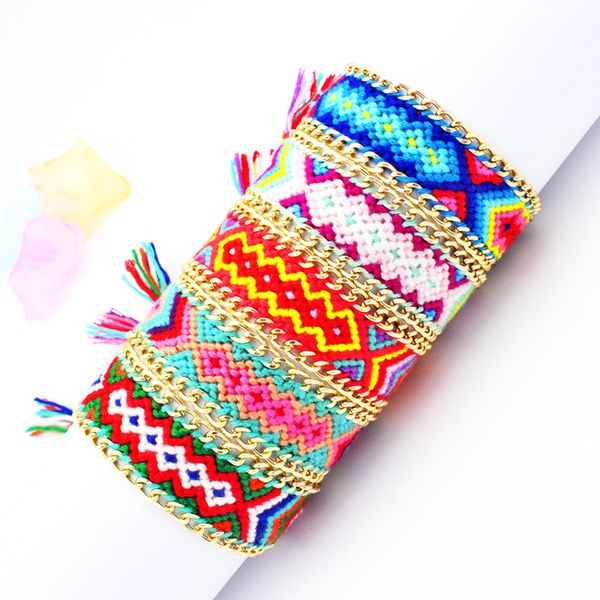 Bracciale dell'amicizia Hippy Boho in cotone Rasta intrecciato annodato a mano Macrame con catena d'oro lungo il lato per le donne