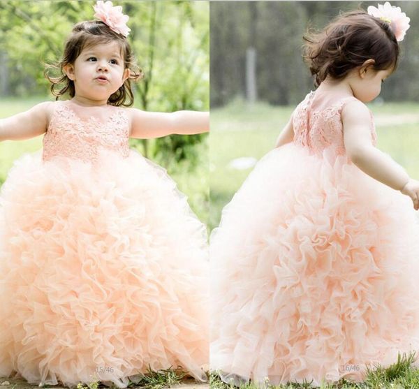 Ball Gown Flower Girls Abiti per matrimoni Sheer Neck Organza Ruffles Girls Pageant Dress Lunghezza del pavimento Bottoni ricoperti Abiti da prima comunione