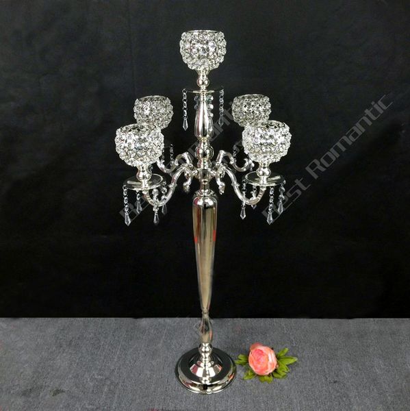 Nuovo design di candelabri in lega a 5 bracci di altezza 76 cm con pendenti in cristallo, portacandele per feste di nozze placcato oro / argento