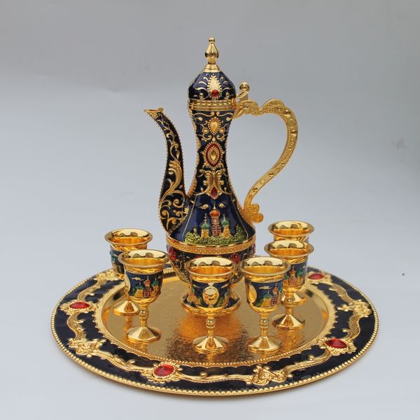 Decorazione domestica del set da tè in lega di zinco di moda del vino del metallo del modello del castello dorato 1 set = 1 piatto + 1 vaso + 6 tazze